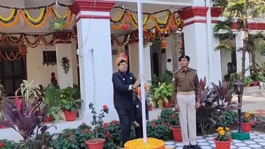 कांके: रांची के मोरहाबादी स्थित उपायुक्त आवासीय कार्यालय में उपायुक्त ने किया झण्डोत्तोलन