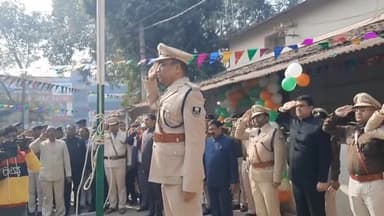 सासाराम: गणतंत्र दिवस को लेकर सासाराम के अनुमंडल पुलिस कार्यालय में सासाराम के SDPO दिलीप कुमार ने किया झंडोत्तोलन