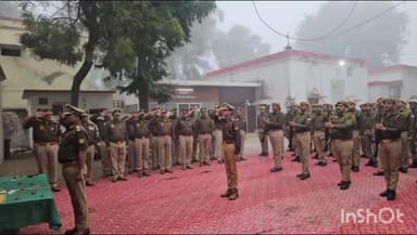 कन्नौज: सदर कोतवाल विष्णुकांत तिवारी ने कोतवाली में फहराया तिरंगा, पुलिसकर्मियों को दिलाई शपथ