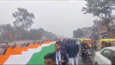 गोरखपुर: देवरिया रोड पर 500 मीटर लंबे तिरंगे को लेकर स्कूली बच्चे सड़क पर निकले, 2 किलोमीटर लंबी यात्रा देखने लोगों की लगी भीड़