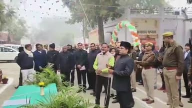 जौनपुर : डीएम अनुज कुमार झा ने गणतंत्र दिवस पर कलेक्ट्रेट में किया ध्वजारोहण।