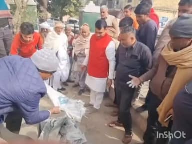 मोदीनगर: महमूदपुर गांव विद्यालय में निर्माणकार्य में घटिया सामग्री का इस्तेमाल करने का आरोप लगाते हुए ग्रामीणों ने प्रदर्शन किया