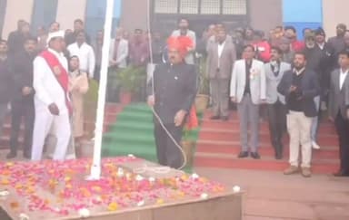 ग्वालियर गिर्द: कलेक्ट्रेट प्रांगण में पहुंचकर कलेक्टर अक्षय कुमार सिंह ने किया ध्वजारोहण