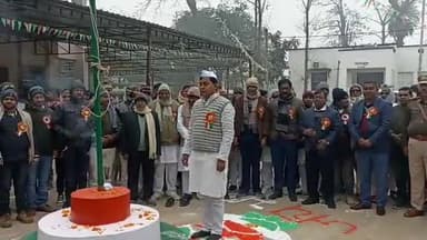 बाजपट्टी: बाजपट्टी प्रखंड प्रमुख अफजल आलम ने किया ध्वजारोहण