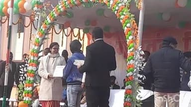 अरवल: सड़क हादसे में घायल लोगों की जान बचाने वाले 5 लोगों को गांधी मैदान में डीएम ने दिया पुरस्कार