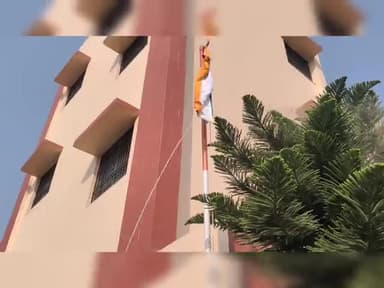 भारतीय जीवन बीमा निगम शाखा कार्यालय सासाराम में बरिय शाखा प्रबंधक अभिकर्ता और पदाधिकारी संग फहरये झंडा।