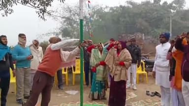 डुमरा: प्रखंड के परोहा पंचायत के मुखिया के द्वारा ब्रह्मस्थान के प्रांगण में किया गया झंडा तोलन