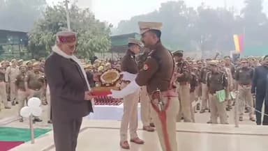 शाहजहांपुर: वित्तमंत्री ने गणतंत्र दिवस पर पुलिस लाइन में DM व SP के साथ पुलिसकर्मियों को मेडल एवं प्रशस्ति पत्र देकर किया सम्मानित