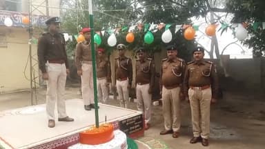 धरहरा: हेमजापुर ओपी में धूमधाम से मनाया गया गणतंत्र दिवस समारोह। ओपी प्रभारी संजय कुमार ने किया झंडा तोलन।