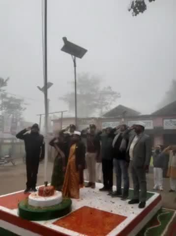 सत्तर कटैया: सत्तरकटैया प्रखण्ड कार्यालय में प्रमुख सिन्धु कुमारी ने फहराया राष्ट्रीय ध्वज, प्रमुख सहित अन्य लोगों नेदी झंडे को सलामी