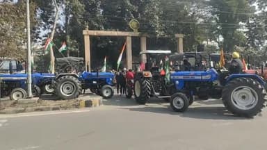 करनाल: सेक्टर-12 स्थित लघु सचिवालय के गेट पर किसानों ने ट्रैक्टर के साथ किया घेराव, सौंपा ज्ञापन