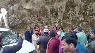 थराली: पूर्व मुख्यमंत्री एवं गढ़वाल सांसद तीरथ सिंह रावत ने पिंडर घाटी के कई गांव का किया भ्रमण, लोगों की सुनी समस्याएं