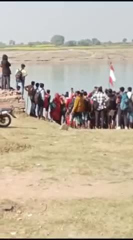 चौथ माता की पैदल यात्री ढिपरी चम्बल नाव का सहारा पुल का कोई निर्माण नहीं किया