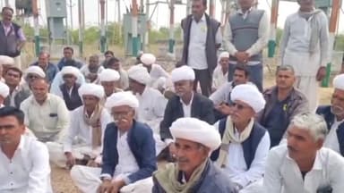 समदड़ी: आसोतरा में अघोषित विद्युत कटौती से परेशान आक्रोशित ग्रामीण बैठे धरने पर