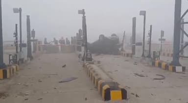 बांसगांव: बेलीपार कटया टोल टैक्स पर घने कोहरे के बीच में दो गाड़ियां बारी-बारी से मारी टक्कर, टोल टैक्स पूरी तरह हुई क्षतीग्रस्त