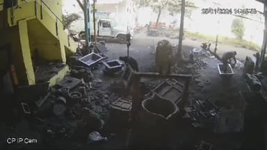 अजमेर: आदर्श नगर के माखुपुरा स्थित फैक्ट्री में ड्राइवर ने महिला पर चढ़ाई पिकअप, गाड़ी को पीछे लेते समय हुआ हादसा