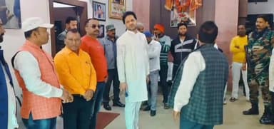 बेरमो: ढोरी स्टाफ क्वार्टर में बेरमो विधायक ने जनता दरबार लगाकर सुनी लोगों की समस्याएं, हर संभव समाधान का दिया भरोसा