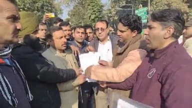 करनाल: अम्बेडकर चौक के पास पुलिस ने ग्रामीण ट्यूवेल ऑपरेटरों को रोका, सीएम प्रतिनिधि को दिया ज्ञापन