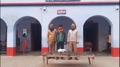 इकौना: थाना इकौना पुलिस ने 5 व 12 लीटर नाजायज कच्ची शराब के साथ दो अभियुक्तों को किया गिरफ्तार