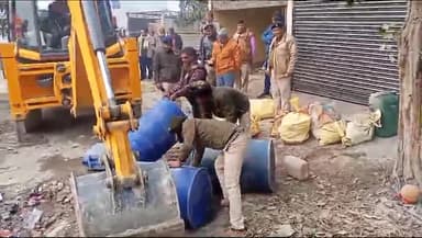 बरौली: बरौली थाने के पुलिस के द्वारा पूर्व में जप्त की गई 1172 लीटर शराब को जेसीबी मशीन की मदद से किया गया विनिष्ट।