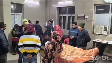 मैनपुरी: बेवर क्षेत्र के रामलीला ग्राउंड के पास स्कूटी सवार दो युवकों को पिकअप ने मारी टक्कर, घायलों को सैफई किया रैफर।