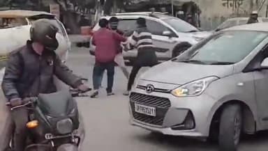 कानपुर: नवाबगंज के केसा चौराहे पर ई-रिक्शा चालक ने साइकिल सवार को बीच सड़क पर लाठी से पीटा, वीडियो हुआ वायरल