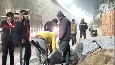 शिकोहाबाद: एटा चौराहा के पास सड़क पर पड़ी गिट्टी बालू पर फिसल  कर बाइक सवार  ब साइकिल सवार घायल