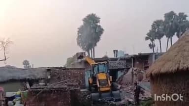 खिजरसराय: हेमारा गांव के टोला महादेव बीघा में सीओ ने जेसीबी से तीन मकान को कराया ध्वस्त