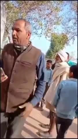 ऐसे ऐसे लोग भरे हुए हैं भारत में जो पूजा करने पर दबाव बनाया जा रहा हैं अब इससे पूछे की कौन सी डिग्री की थी सरस्वती जी ने।