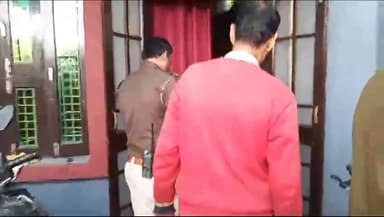 Breaking Gwalior

- ग्वालियर पूरे परिवार ने मिलकर लगाई फांसी।
- पति पत्नी और बेटे ने फांसी लगाकर की आत्महत्या।
- अज्ञात