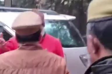 गाज़ियाबाद: राज्यमंत्री जनरल वीके सिंह के आवास पर आमरण अनशन के लिए पहुंचे यति नरसिंहानंद गिरि को पुलिस ने रोका