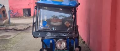 भदोही: इन्दिरा मिल चौराहे के पास ट्रक ने मारी ई-रिक्शा को टक्कर, ई-रिक्शा हुआ क्षतिग्रस्त