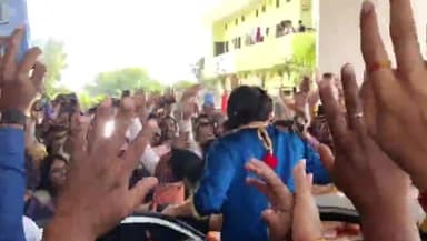 कवर्धा: 3 दिवसीय हनुमान कथा करने कवर्धा पहुंचे पंडित धीरेंद्र कुमार शास्त्री का भक्तों ने किया शानदार स्वागत