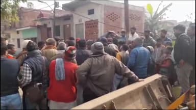 गोरखपुर: गोपलापुर में भू माफिया द्वारा पोखर की जमीन को कब्जा करने का आरोप लगाते हुए स्थानीय लोगों ने किया विरोध