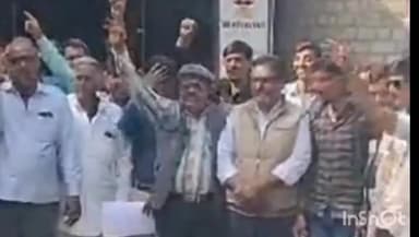 चित्तौड़गढ़: अल्ट्राटेक सीमेंट की ब्लास्टिंग से उत्पन्न समस्याओं के खिलाफ ग्रामीणों का कलेक्ट्रेट पर प्रदर्शन, 3 दिन का अल्टीमेटम