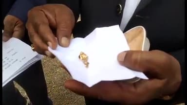 पन्ना: श्री जुगल किशोर मंदिर में मिला सोने का झुमका मंदिर कमेटी ने दिखाई मानवता एसपी कार्यालय में किया जमा।