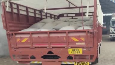 चरखी दादरी: CM फ्लाइंग टीम ने च.दादरी में चिड़िया मोड़ पर ऑयल मिल में मारा छापा, अवैध सरसों से भरे कैंटर को पकड़कर ₹3250 किया जुर्माना