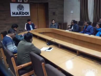 हरदोई: कलेक्ट्रेट में बैठक कर डीएम ने कालेजों में स्मार्टफोन वितरण कार्य शीर्घ पूरा करने के दिये निर्देश