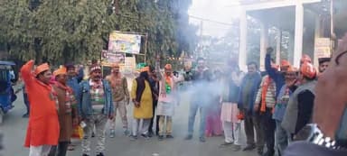 जमुई कचहरी चौक पर आतिशबाजी करते भाजपा समर्थक कार्यकर्ता एवं पदाधिकारीगण। बहुत बहुत बधाई एवं शुभकामनाएँ