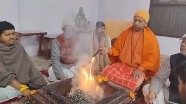 गोरखपुर: गोरखनाथ मंदिर में मुख्यमंत्री ने आज सुबह रुद्राभिषेक के बाद हवन किया