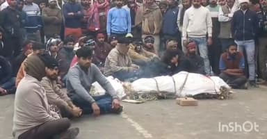 बाह: पडुआपुरा में संदिग्ध परिस्थितियों में हुई युवक की मौत के बाद शव को रोड पर रखकर लगाया गया जाम, ACP पिनाहट ने दी जानकारी