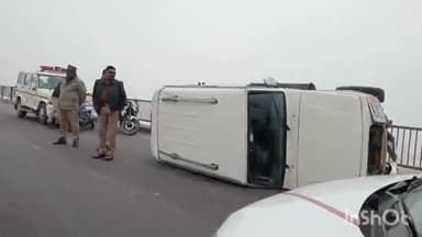 कैसरगंज: घाघरा घाट पुल पर अनियंत्रित होकर पलटा चार पहिया वाहन टला बड़ा हादसा वाहन चालकों को आई मामूली चोट