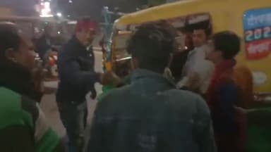 करछना: मेवालाल बगिया चौराहे पर सवारी बैठाने को लेकर दो विक्रम चालक आपस में भिड़े लोगों ने किया बीच बचाव।