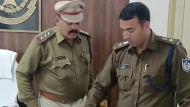 जीरापुर: माचलपुर थाना में पदस्थ SI प्रमोट होकर टीआई बने, पुलिस अधीक्षक ने कंधे पर स्टार लगाकर दी बधाई