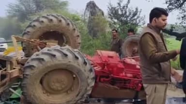 मौदहा: मुस्करा से बसवारी के बीच में सड़क पर पलटा अनियंत्रित ट्रैक्टर चालक हुआ घायल