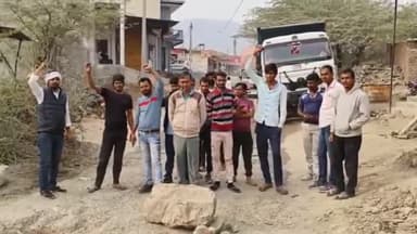 बुहाना: करमाड़ी में ग्रामीणों ने ओवरलोड डंपरों के खिलाफ प्रदर्शन करते हुए किया चक्काजाम