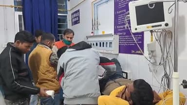जमुई: ढंड गांव में पड़ोसियों ने होमगार्ड को लाठी से मारकर पैर तोड़ा, सदर अस्पताल में कराया गया भर्ती