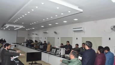 बुलंदशहर: कलेक्ट्रेट के सभागार में DM की अध्यक्षता में अधिकारियों एवं कर्मचारियों ने शहीद दिवस पर 2 मिनट का मौन रख दी श्रद्धांजलि