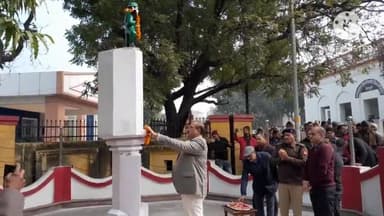 मैनपुरी: कलेक्ट्रेट स्थित शहीद स्मारक पर शहीद दिवस पर डीएम एसपी ने शहीदों को पुष्प अर्पित कर किया नमन