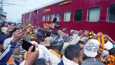 बिहटा: पाली रेलवे हाल्ट पर पैसेंजर ट्रेन के ठहराव को हरी झंडी दिखाकर सांसद ने किया रवाना